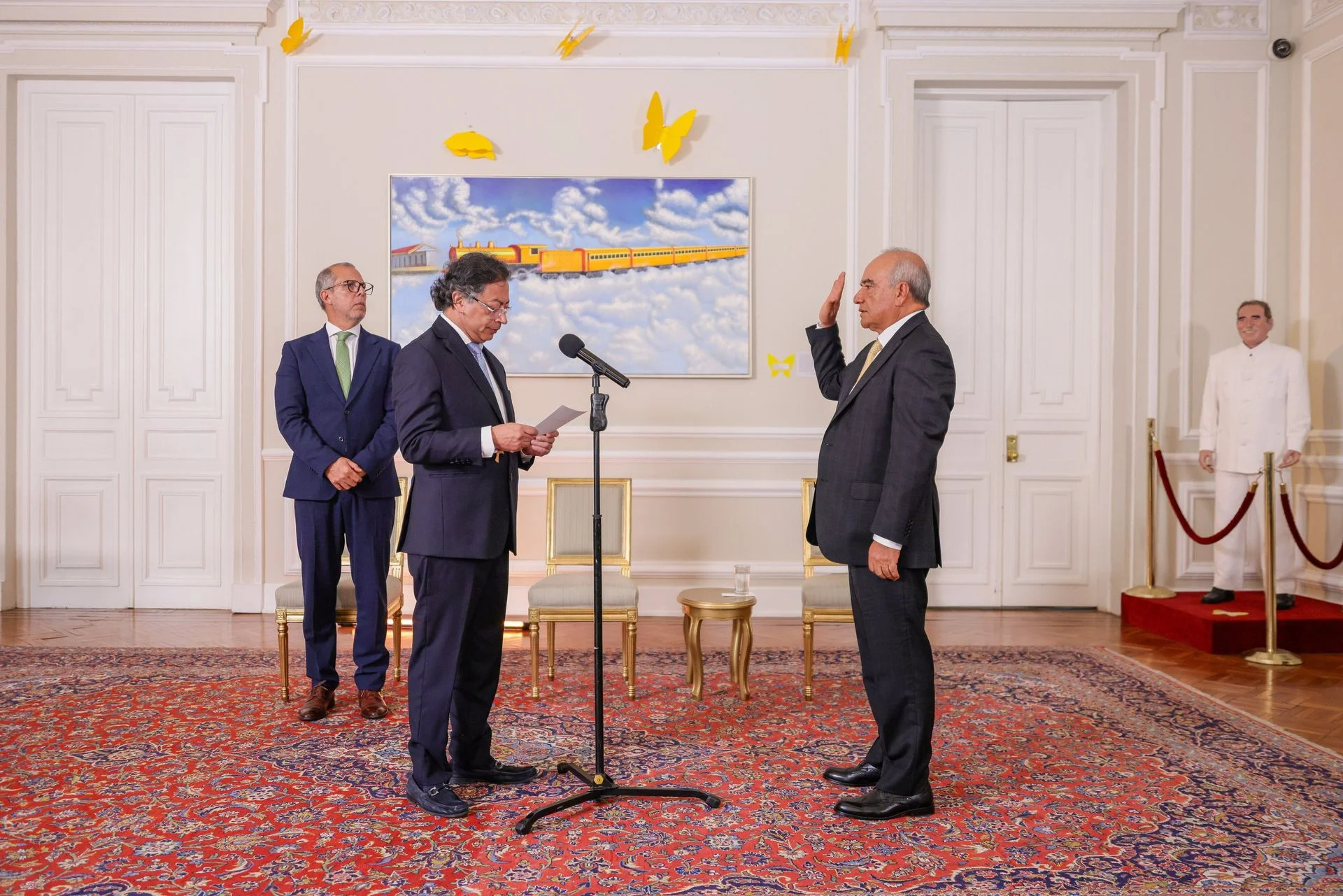 Posesión de Héctor Carvajal como magistrado de la Corte Constitucional, ante el presidente Gustavo Petro, en un acto en la Casa de Nariño el 3 de julio.