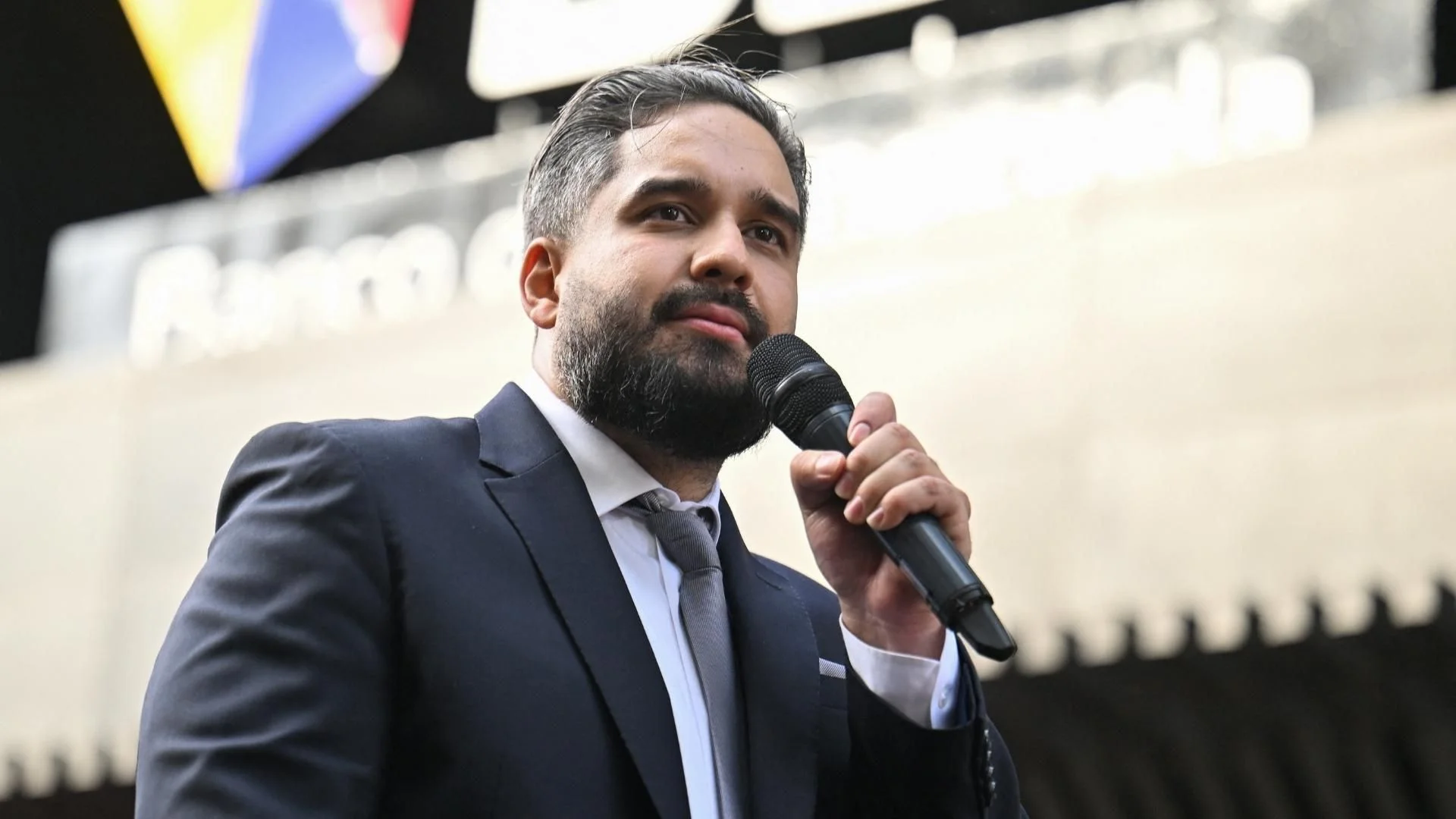 El hijo del exmandatario se mantiene activo en el oficialismo tras la extradición de sus padres.