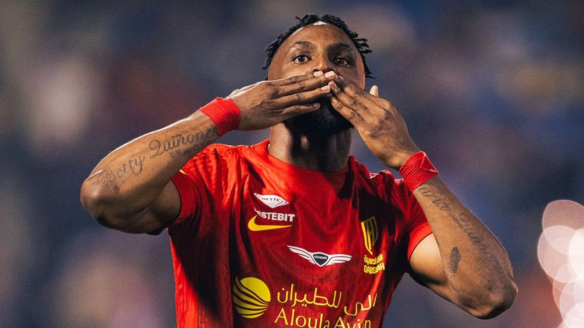 El jugador colombiano, Julián Quiñones, vistiendo la camiseta de su equipo, Al-Qadsiah, en la liga saudí