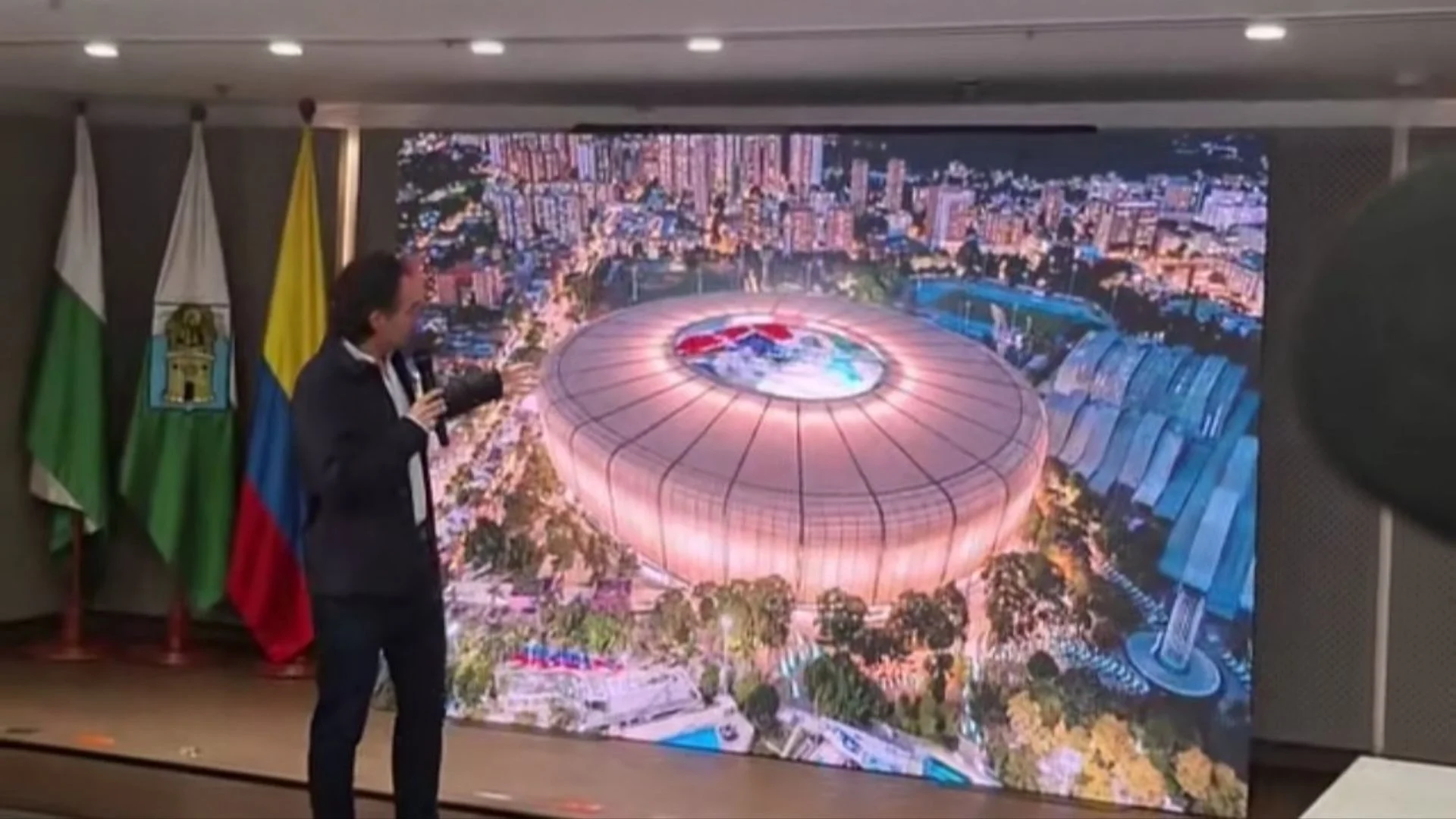 Alcalde de Medellín, Federico 'Fico' Gutiérrez, prsentando detalles sobre la remodelación del Atanasio Girardot
