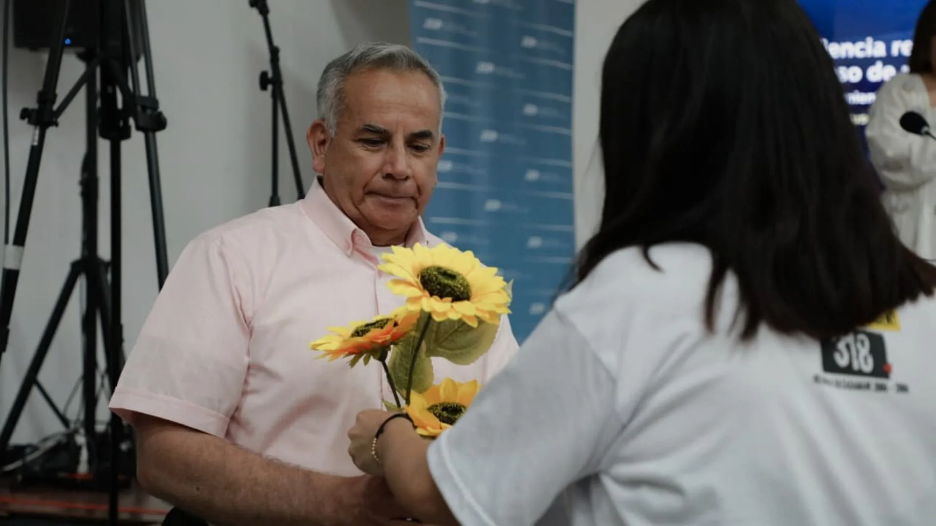 Blanca Nubia Díaz le entregó varios girasoles al coronel Germán León para honrar a las madres que buscan a sus hijos desaparecidos en medio del conflicto armado, principalmente por 'falsos positivos'.