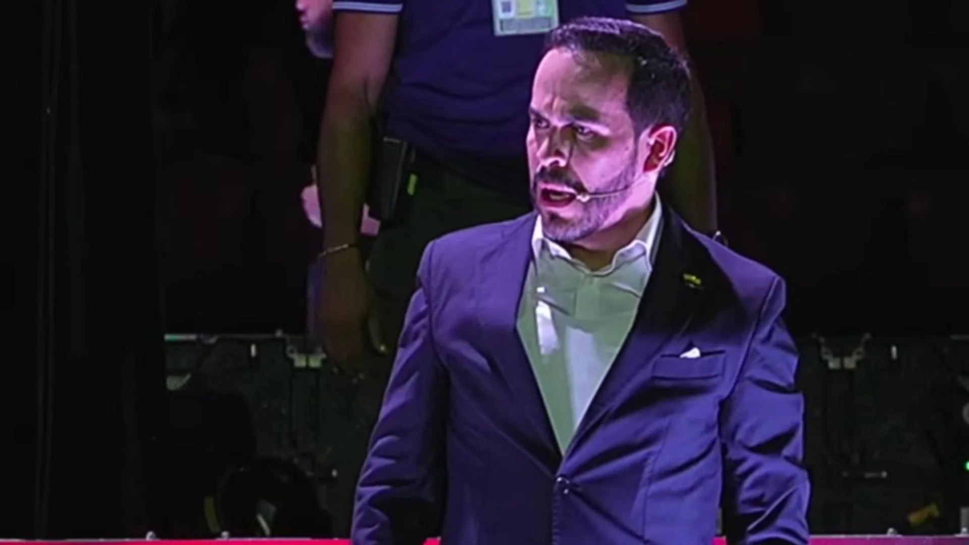 El candidato presidencial prometió vías, acueducto y salud para Cali.