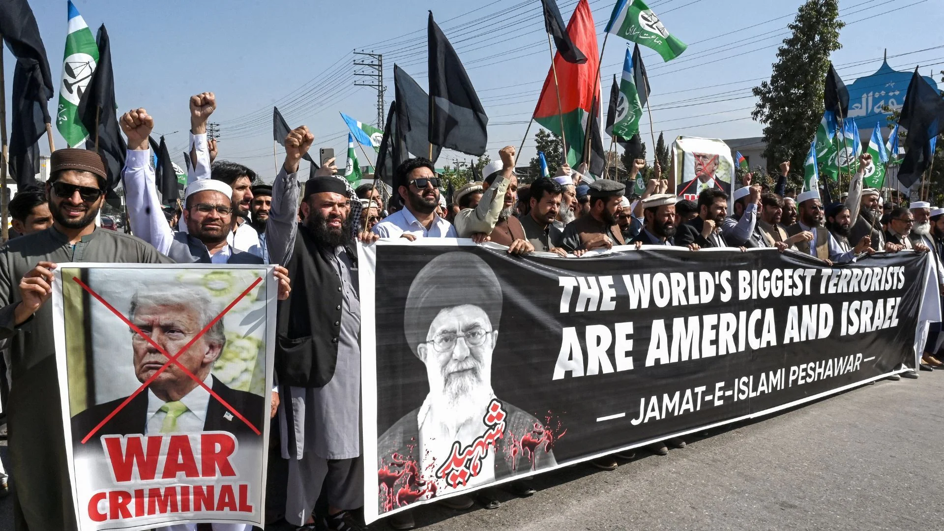 Manifestantes rechazan la muerte de Alí Jameneí.