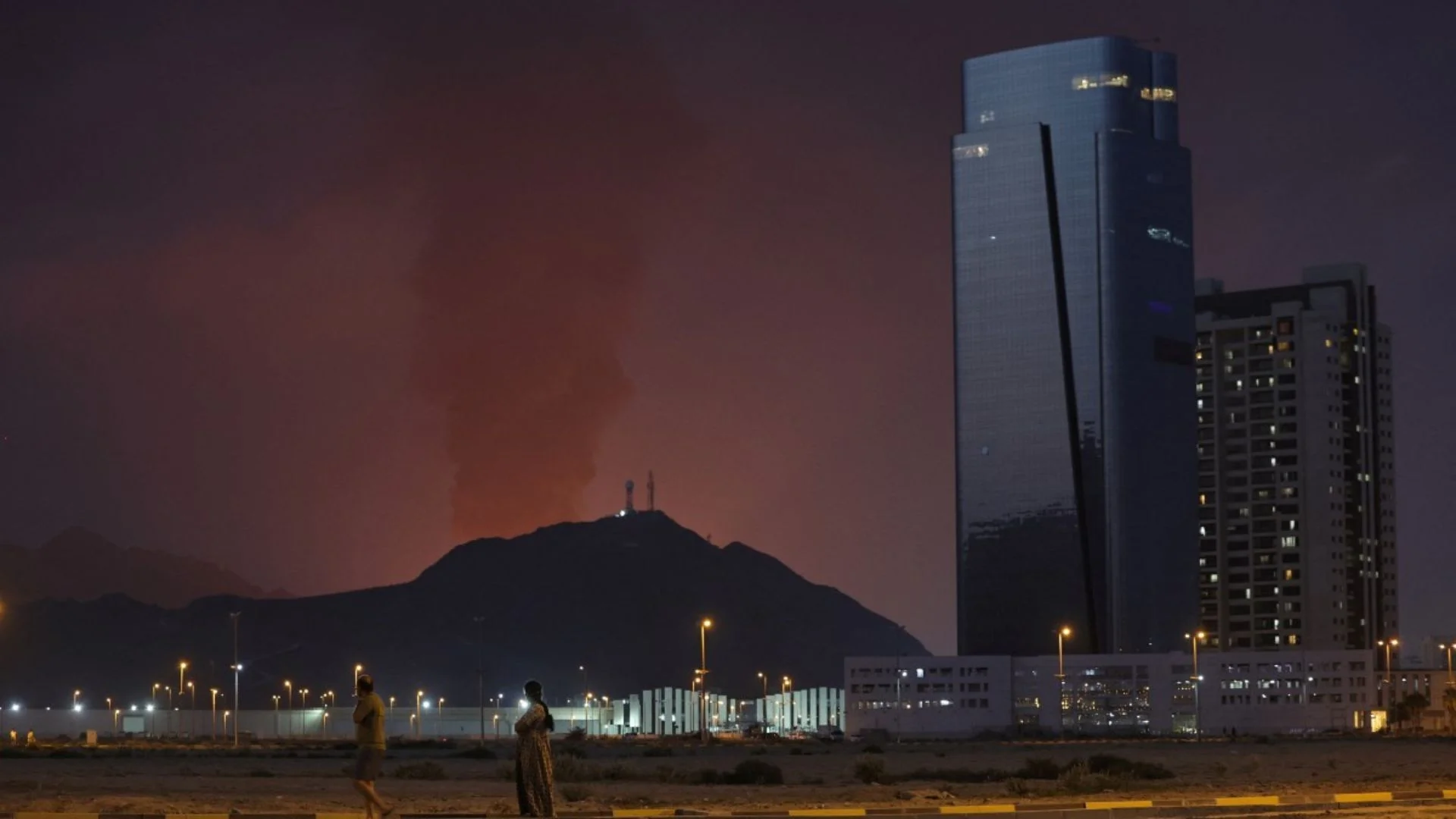 Más de 20.000 personas se han visto afectadas por cancelaciones desde el cierre de aeropuertos en Emiratos Árabes Unidos. 