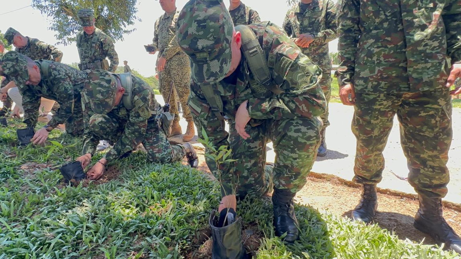 Soldados rinden homenaje a las víctimas del accidente aéreo en Putumayo. 