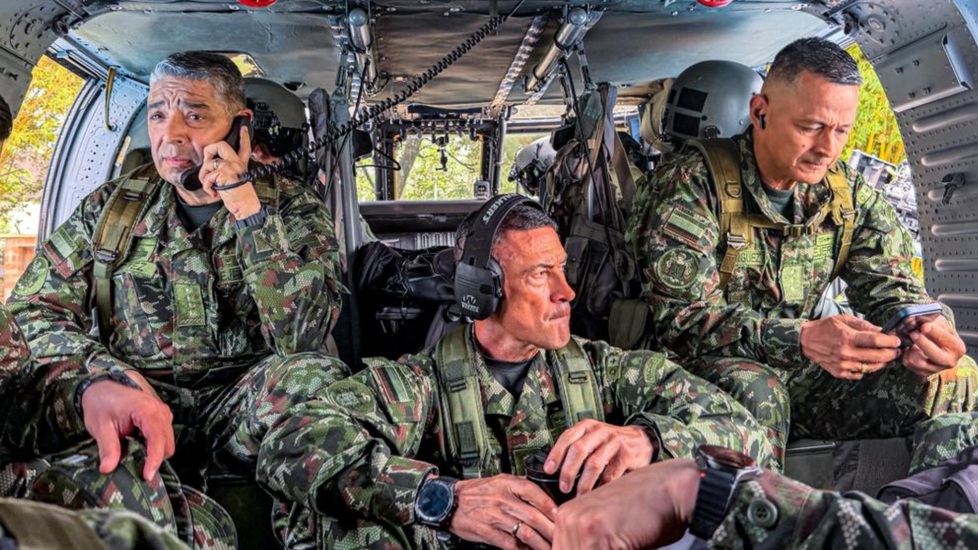 General Hugo López, comandante de las Fuerzas Militares, y general Royer Gómez, comandante del Ejército Nacional 