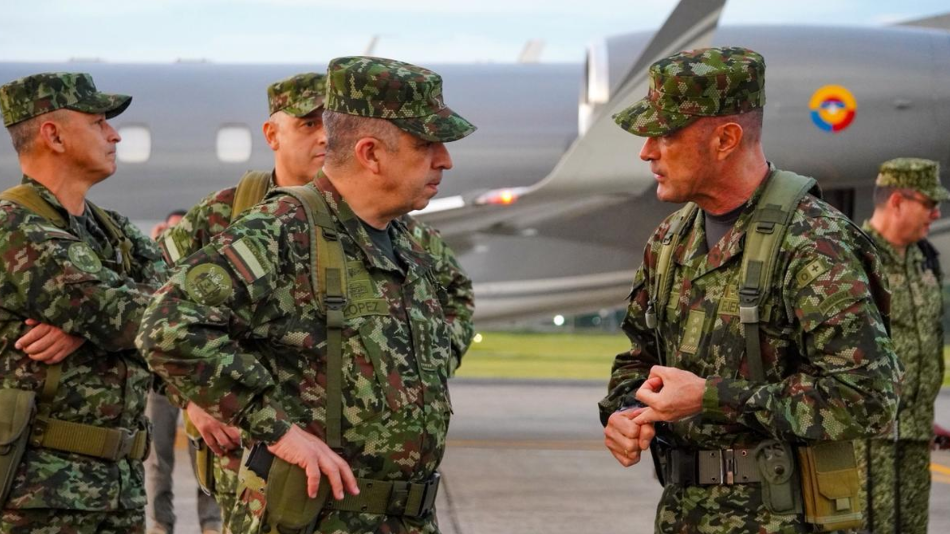 General Hugo López, comandante de las Fuerzas Militares, y general Royer Gómez, comandante del Ejército Nacional.