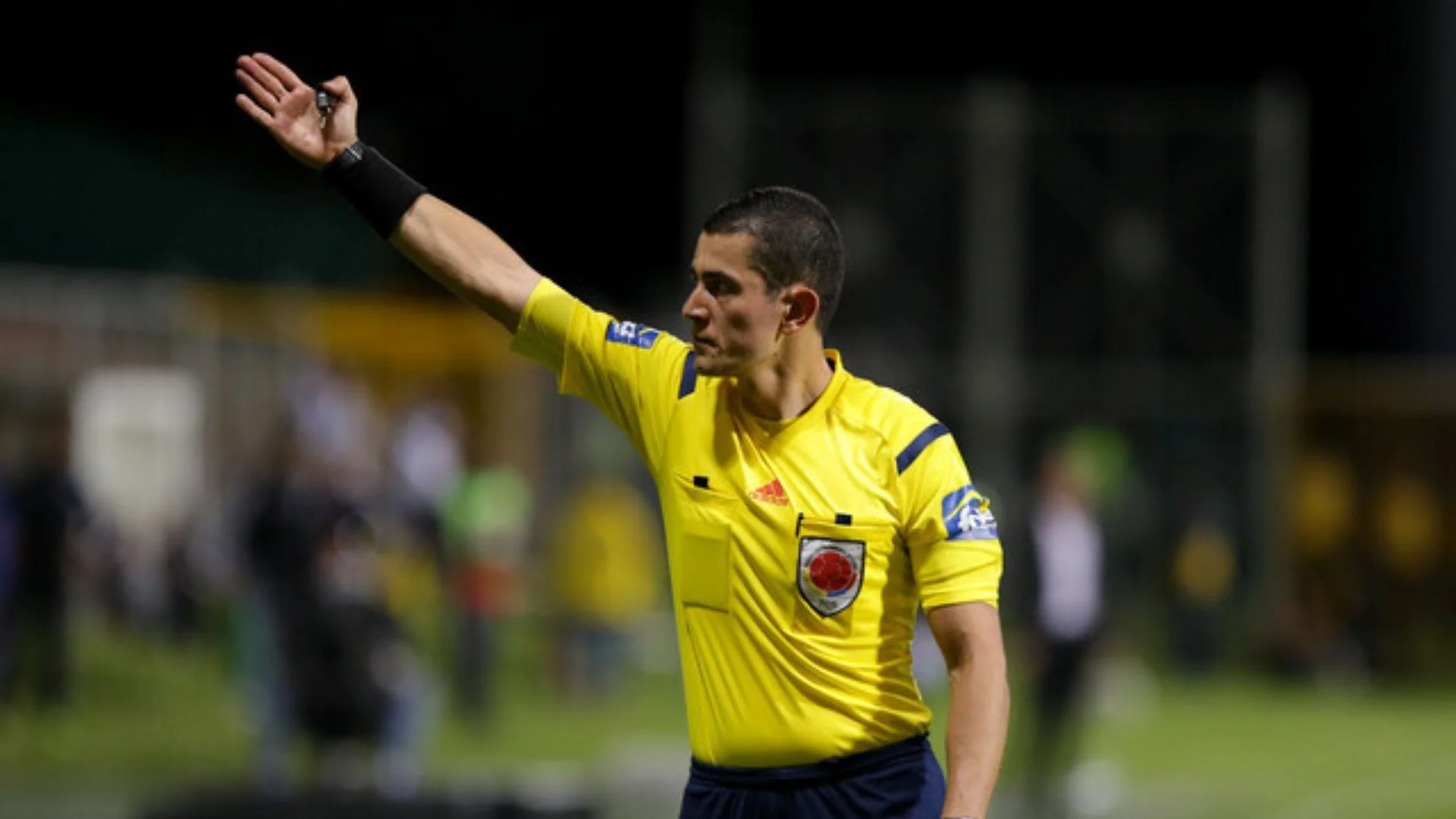 No es el único árbitro colombiano, pero sí será el único central.