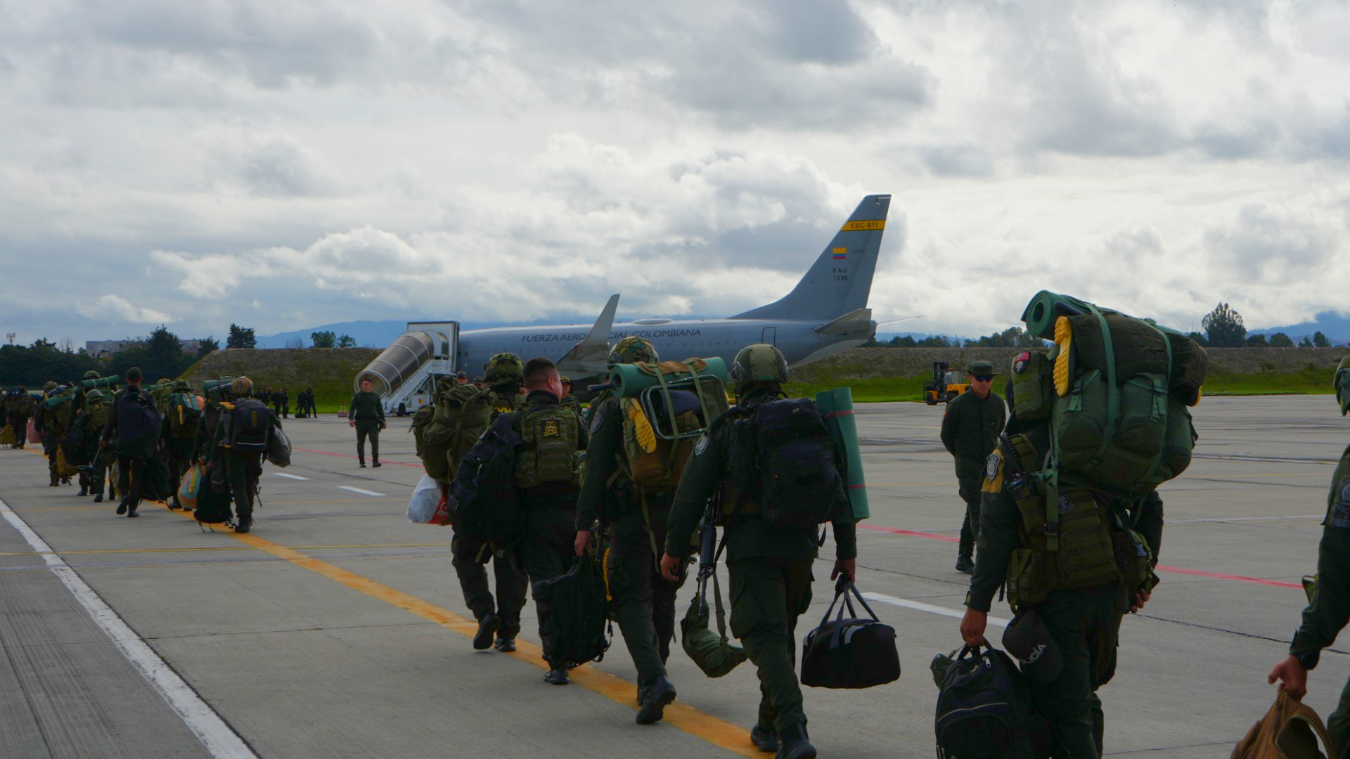 Tropas del Ejército siendo desplegadas en aviones de la FAC.