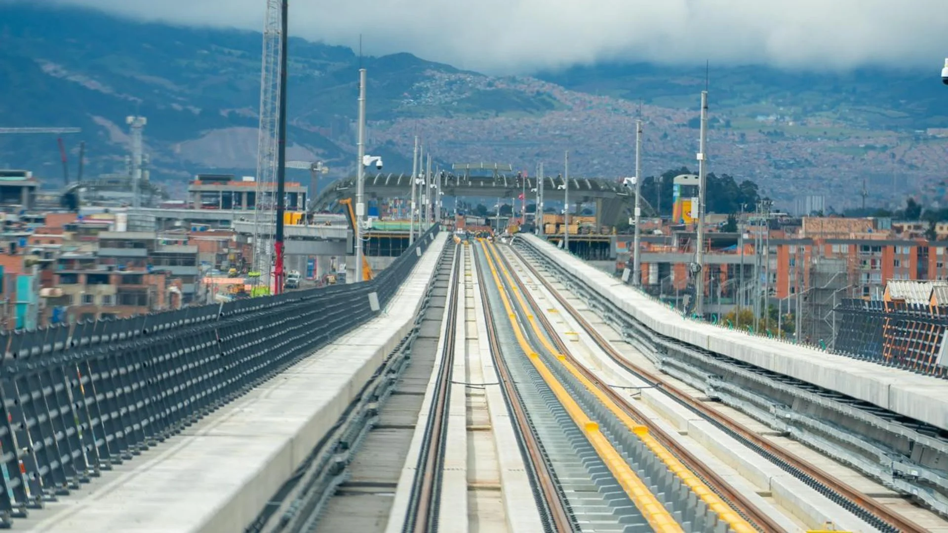 Por primera vez, los bogotanos pueden observar cómo los trenes se desplazan por algunos tramos de la estructura elevada. 