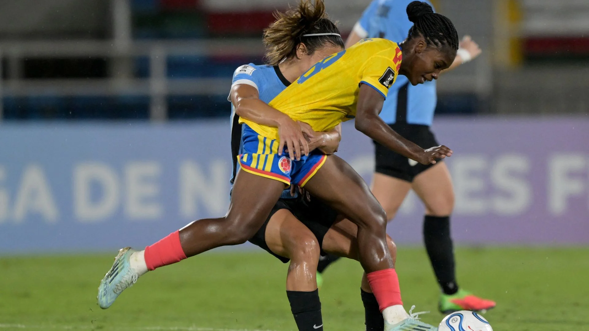 Colombia venció por la mínima a Uruguay en Colombia y llegó a la cima del campeonato.