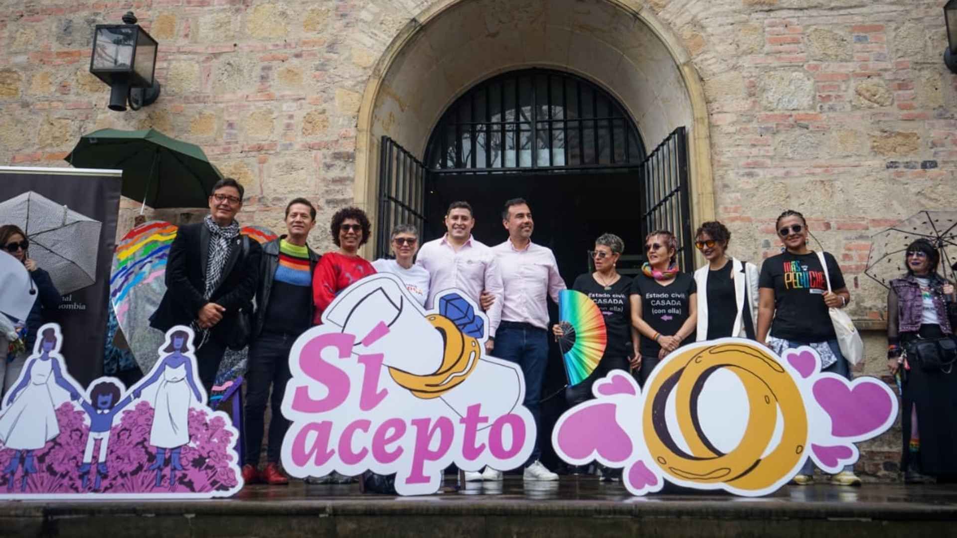 Miles de personas recorrieron la carrera Séptima durante la marcha del Pride 2026 en Bogotá.