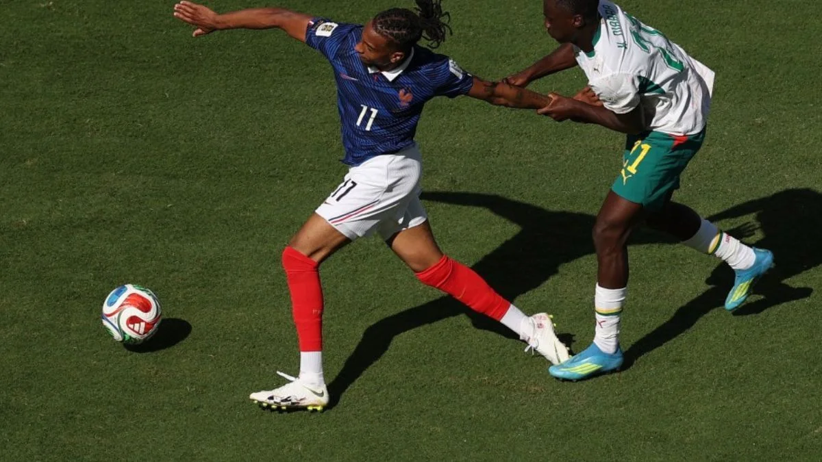 Michael Olise frente a Seneal en el Mundial 2026