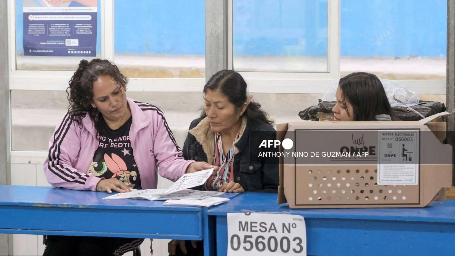 Funcionarios electorales peruanos realizan el recuento de votos durante la segunda vuelta de las elecciones presidenciales.